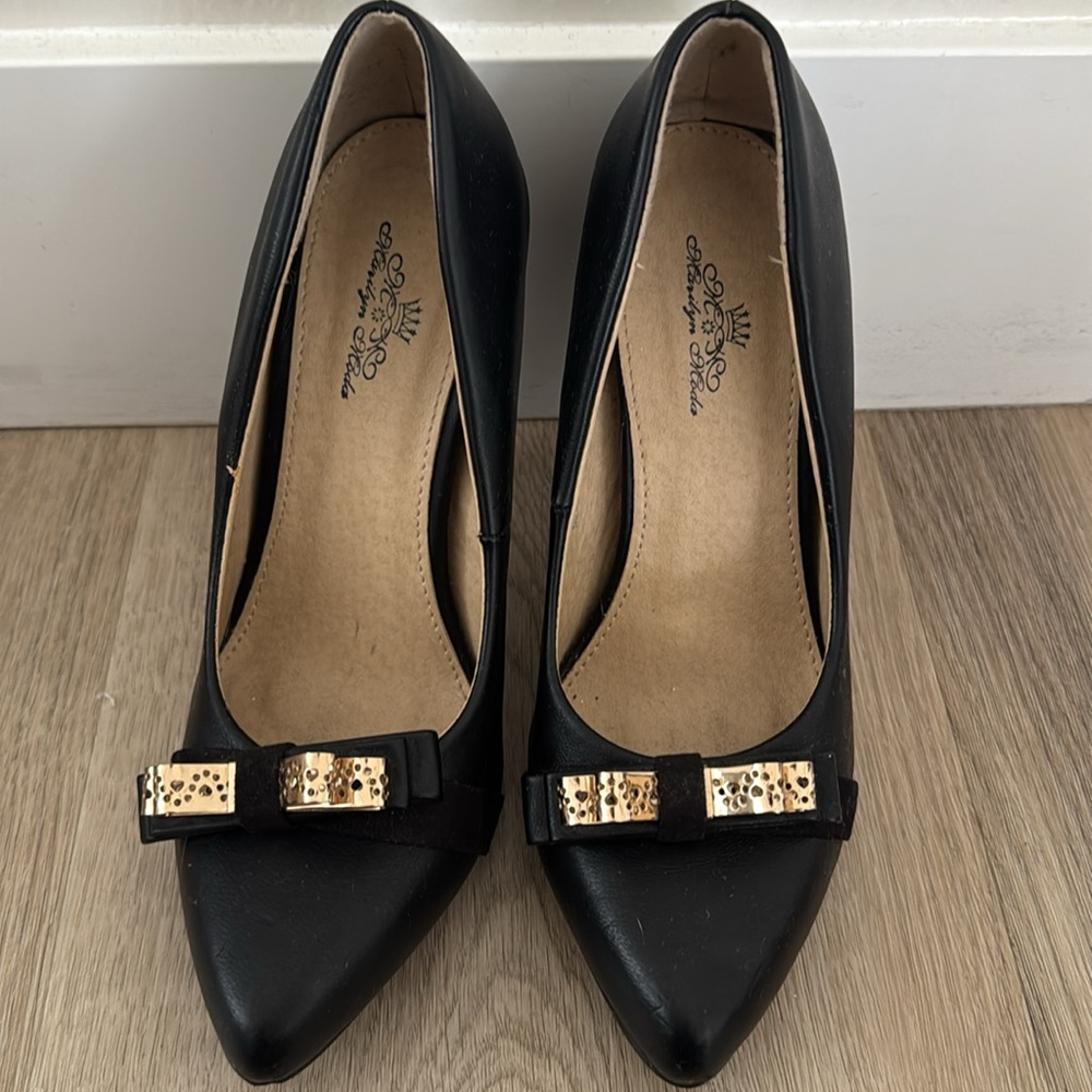 Women’s Black pointed toe heel with gold hardware! - Picture 2 of 5